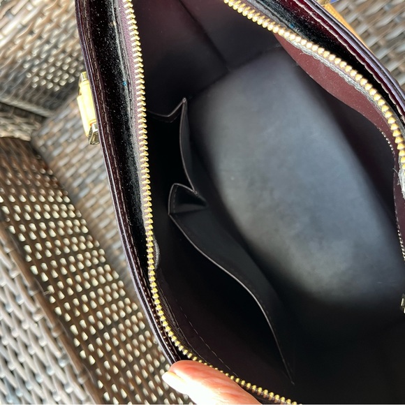 Louis Vuitton, Authentic & unique. Monogram Vermis Patent Leather Purse - Picture 5 of 16